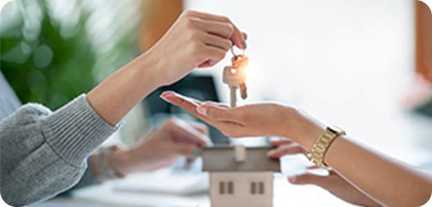 鍵を受け取る写真